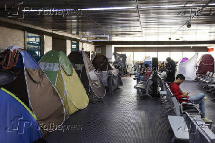 Migrantes afegãos acampados no aeroporto de Guarulhos (SP)