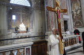 El papa atravesó la Puerta Santa y dijo que para servir en el Vaticano hay que ser santos