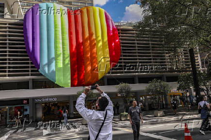 Fachada do Conjunto Nacional com decoração LGBT