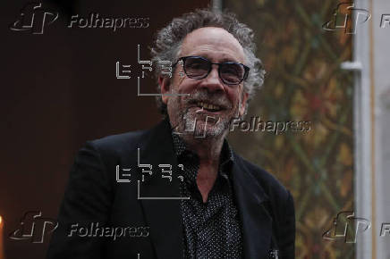 Tim Burton emerge del panteón más grande de México con clase magistral para aficionados