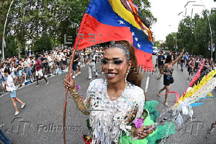Miles de manifestantes se preparan para iniciar la gran marcha del Orgullo en Madrid