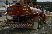 Caminhão pipa distribui água nas obras viárias em SJC
