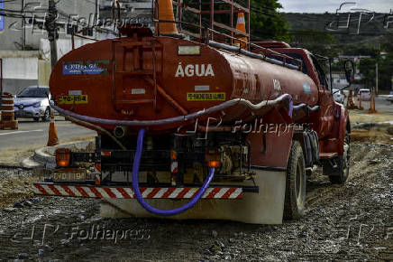 Caminhão pipa distribui água nas obras viárias em SJC