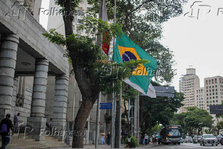 Bandeiras a meio mastro pela morte do prefeito de Belo Horizonte (MG)