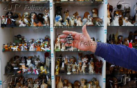 A counting device shows the final count of 5025 dog-related items for the Guinness World Record in Terrassa
