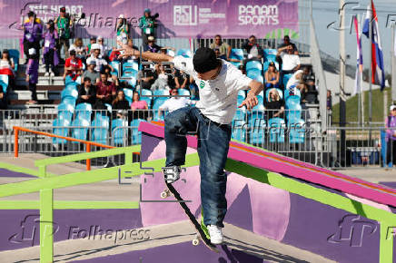 Skateboarding street masculino