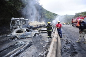 Caminhão de combustível tomba e pega fogo na BR-101, em Palhoça (SC)