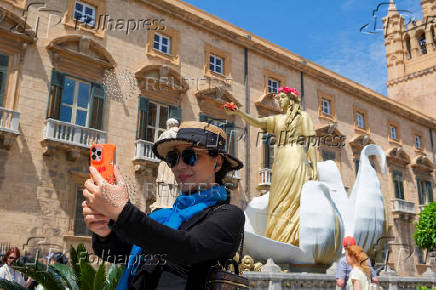 Crowds offer an opportunity for Italy's south