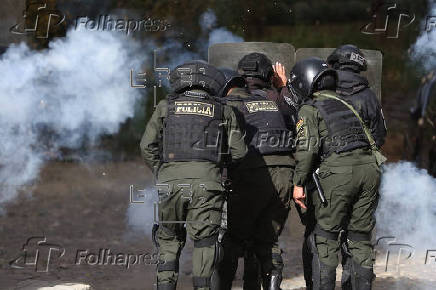 Afines a Evo Morales se enfrentan con policías y anuncian un bloqueo nacional en Bolivia