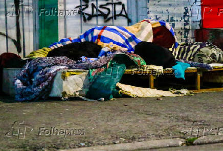 Moradores de rua enfrentam frio em SP