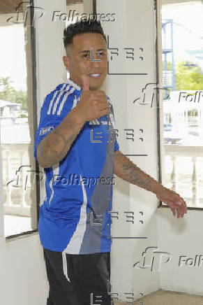 El peruano Christian Cueva espera ayudar a Emelec a regresar a la primera línea de Ecuador