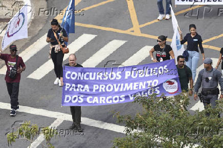 Representantes sindicais do sinpeem realizam manifestação em frente a câmera municipal de são paulo.
