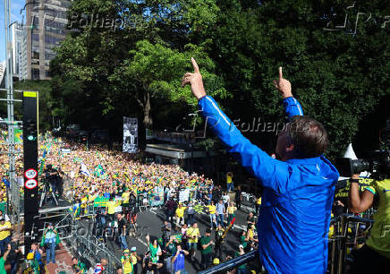 Bolsonaro chega para ato a seu favor na avenida Paulista