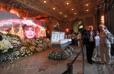 Velorio da preta gil no teatro municipal