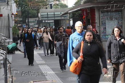 Movimentação de pedestres na Av. Paulista neste dia de frio em São Paulo