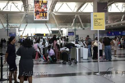 Movimentação de passageiros no aeroporto jfk em nova york.