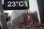 Pedestres enfrentam chuva e queda de temperatura em SP