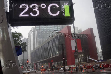 Pedestres enfrentam chuva e queda de temperatura em SP