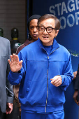 Jackie Chan é visto na região da Times Square na cidade de Nova York