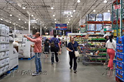Costco customers visit Los Angeles store ahead of earnings report