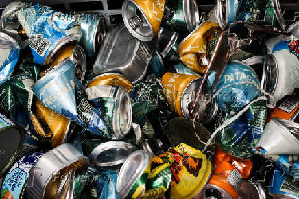 Latinhas separadas para reciclagem na casa da cineasta