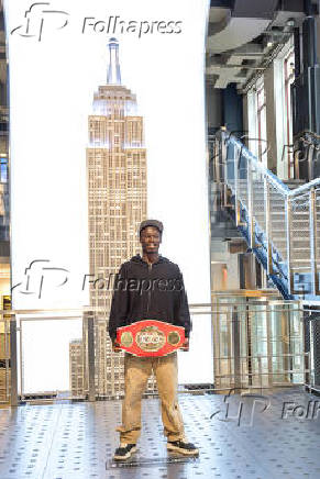 George Kambosos Jr. e Richardson Hitchins visitam o Empire State Building