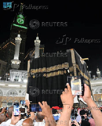 Workers change the Kabaa's cover, known as Kiswa, in the grand mosque in the holy city of Mecca