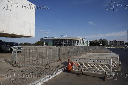 Grades são colocadas na Praça dos Três Poderes