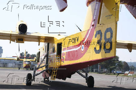 Aterrizan en Santiago los dos aviones pedidos por España a la UE para extinguir los fuegos