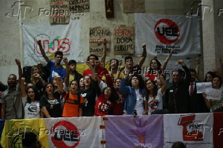 Estudantes do Levante Popular ocupam plenário da Câmara de SP