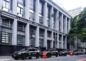 Vista da fachada do prédio do instituto de identificação da polícia civil na tarde deste sábado(19)