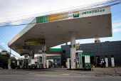 Postos de combustíveis reduzem preço da gasolina após corte nas refinarias.