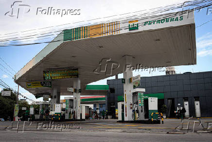Postos de combustíveis reduzem preço da gasolina após corte nas refinarias.