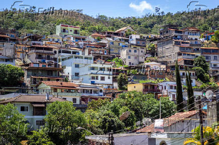 Vista de área com habitações em encosta em Teresópolis, no Rio