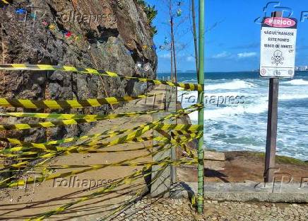 Ressaca na praia do Leme no Rio de Janeiro