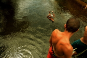 Jovens se divertem no rio Nhundiaquara em Morretes/PR