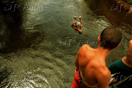Jovens se divertem no rio Nhundiaquara em Morretes/PR