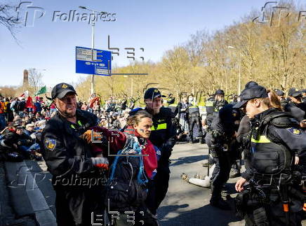 Extinction Rebellion blocks A12 in protest against fossil subsidies in The Hague