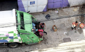 Busca por comida no caminhão de lixo na cidade do rio de janeiro