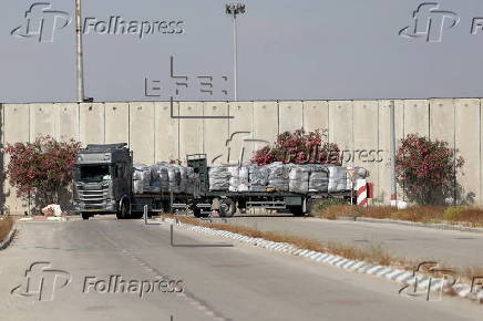 Camiones con ayuda humanitaria para Gaza esperan en el cruce fronterizo israelí de Kerem Shalom