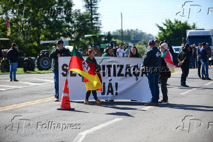 Agricultores bloqueiam ERS-287 em Venâncio Aires