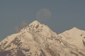 La luna sobre el monte nevado Illimani en Bolivia