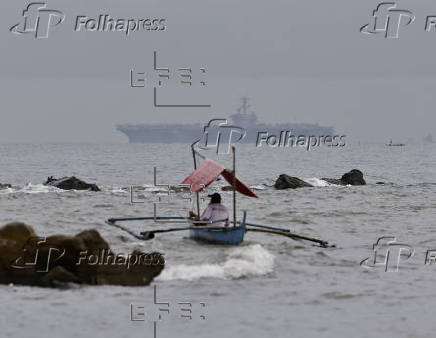 The US Navy’s Nimitz-class nuclear-powered aircraft carrier USS George Washington (CVN-73) anchors at Manila Bay