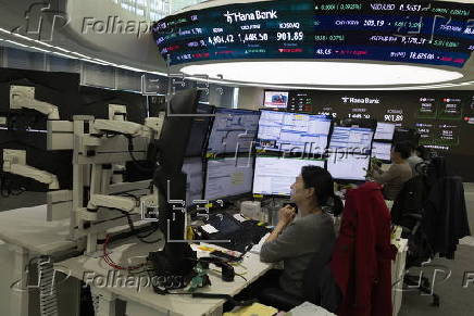 South Korea's Kospi plunges to close at 4,004.42 points