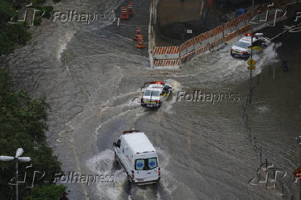 Ponto de alagamento, na avenida 9 de Julho, em SP
