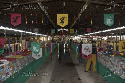 Montagem da feira de orgânicos do MST, na Água Branca (SP)
