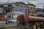 Caminhão pipa distribui água nas obras viárias em SJC