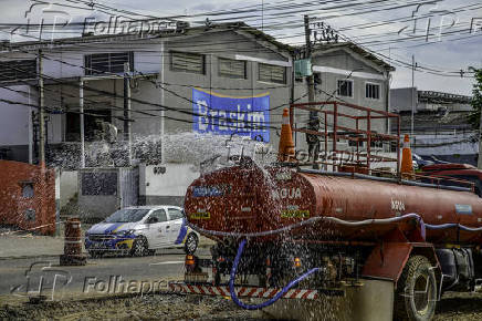 Caminhão pipa distribui água nas obras viárias em SJC
