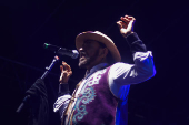 Virada Cultural - Cantor e violeiro Xangai no palco da Sé