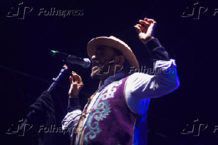 Virada Cultural - Cantor e violeiro Xangai no palco da Sé